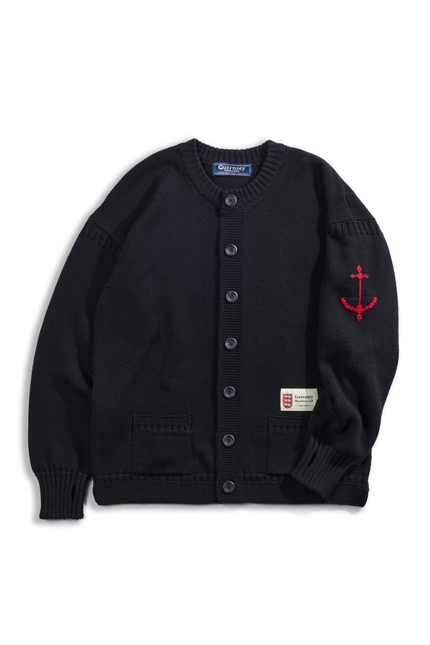 17세기 전통 피셔맨 가디건 디자인을 재현한 헤비코튼 피셔맨 헤리티지 가디건 - 블랙입니다. 튼튼하고 두꺼운 면 소재로 제작되어 가을, 겨울철 잦은 착용에도 끄떡없으며, 레귤러핏으로 편안한 착용감을 선사합니다. 클래식과 캐주얼 스타일을 아우르는 디자인으로, 다이아몬드 형태의 거셋 디테일, 손가락 구멍, 왼쪽 소매 앵커 포인트, 레오파드 엠블럼 디테일을 더해 소장 가치를 높였습니다. 라운드넥에 긴 소매 기장으로 제작되었으며, 밑단 트임으로 활동성을 더했습니다. 겨울 데일리룩 또는 모임룩에 활용하여 미니멀하면서도 스타일리시한 연출을 해보세요. 
