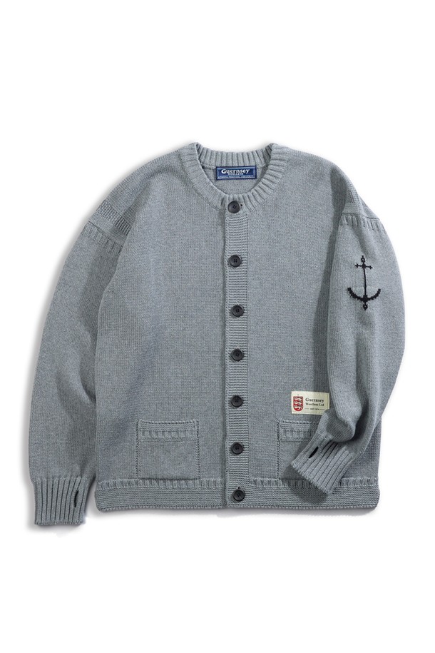 헤비코튼 피셔맨 헤리티지 가디건 - 멜란지 그레이는 클래식과 베이직 스타일을 추구하는 분들을 위한 겨울철 데일리룩, 데이트룩에 적합한 아이템입니다. 두꺼운 두께감과 묵직한 촉감의 헤비코튼 원사를 사용하여 보온성을 높였으며, 정교한 꼬임과 밀도 높은 짜임으로 견고한 형태를 자랑합니다. 다이아몬드형 거싯, 밑단 절개, 왼쪽 소매 앵커 포인트, 핑거홀 등의 디테일이 돋보이며, 레귤러핏의 긴소매 라운드넥 디자인입니다. 멜란지 그레이, 네이비, 베이지, 올리브 블루, 오렌지 레드 등 다양한 컬러 옵션으로 만나보세요.
