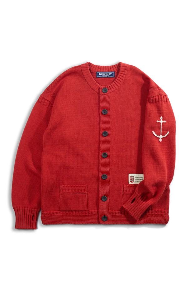 헤비코튼 피셔맨 헤리티지 가디건 - 오렌지 레드는 가을, 겨울에 어울리는 클래식 스타일의 가디건입니다. 울 소재의 두꺼운 두께감으로 보온성과 방풍 기능이 뛰어나며, 손가락 구멍 디테일이 특징입니다. 
레귤러핏 라운드넥 디자인에 케이블 및 골지 패턴이 돋보이며, 긴 소매 기장으로 포근함을 더합니다. 
일상은 물론, 모임룩으로도 활용 가능한 멀티플라이 꼬임 원사 구조의 아시안 체형 맞춤 사이즈 가디건입니다. 
뻣뻣한 촉감과 톤다운된 오렌지 레드 컬러가 클래식하고 미니멀한 분위기를 연출합니다.
