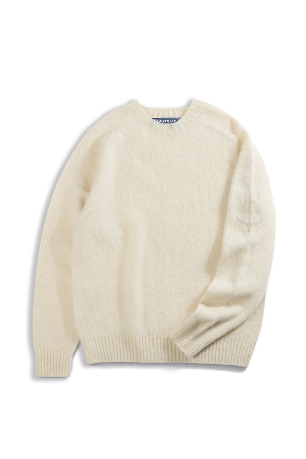 부드러운 셔틀랜드 울 소재로 제작된 쉐기독 홀가먼트 스웨터입니다. 은은한 크림브륄레 컬러가 돋보이며, 봄, 가을, 겨울 3계절 모두 착용 가능합니다. 클래식하고 캐주얼한 스타일을 연출하며, 레귤러 핏과 긴 소매 기장으로 편안함을 선사합니다. 브러싱 처리된 표면은 부드러운 촉감을 제공하고, 공기층을 형성하여 보온성을 높여줍니다. 일상, 산책, 집콕 등 다양한 TPO에 활용 가능한 데일리 아이템입니다.
