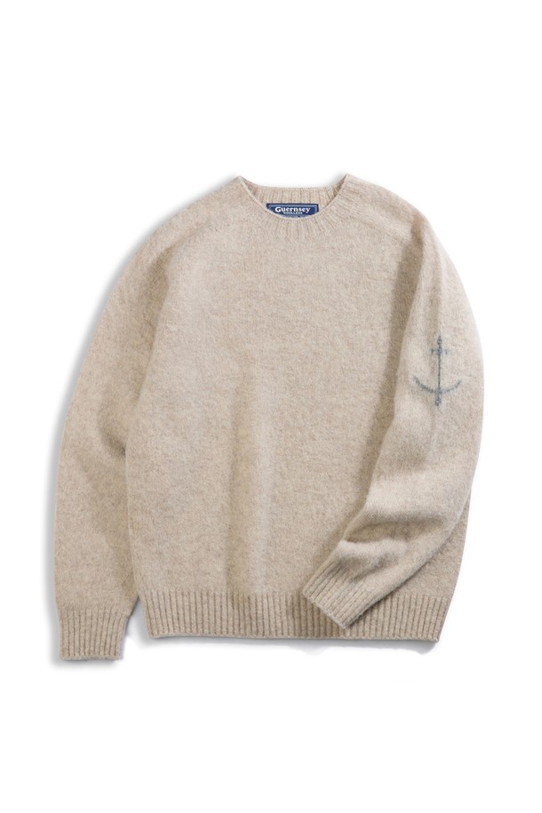 셔틀랜드울 쉐기독 홀가먼트 스웨터 - 머디 퍼피는 포근함과 스타일을 동시에 잡은 겨울철 필수 아이템입니다. 부드러운 촉감의 셔틀랜드 울 소재로 제작되어 보온성과 방풍 기능을 제공하며, 촘촘한 고밀도 니트 구조로 튼튼함을 더했습니다. 홀가먼트(무봉제) 방식으로 제작되어 3차원적인 실루엣을 자랑하며, 브러싱 처리된 표면과 공기층 형성을 통해 더욱 따뜻하게 착용할 수 있습니다. 핑거홀 디테일이 더해져 실용성을 높였으며, 모던하고 빈티지한 스타일을 연출하여 겨울 데일리룩, 산책룩, 카페룩 등 다양한 TPO에 활용하기 좋습니다.
