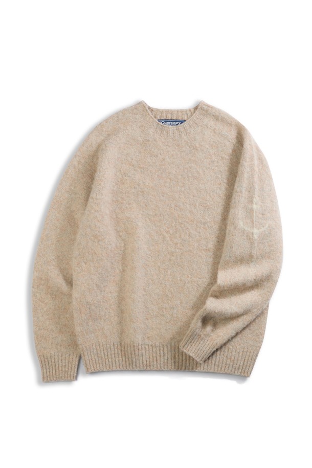 셔틀랜드울 쉐기독 홀가먼트 스웨터 - 살몬 오렌지 색상은 가을과 겨울, 겨울 데일리룩, 카페룩, 모임룩에 어울리는 클래식, 미니멀, 캐주얼 스타일의 니트 스웨터입니다. 셔틀랜드 울 소재로 제작되어 부드러운 촉감과 뛰어난 보온성을 제공하며, 브러싱 공정을 통해 독특한 퍼지 질감을 더했습니다. 홀가먼트 구조(무봉제 3차원 니팅)로 제작되어 피부에 닿는 거친 봉제선 없이 편안하게 착용 가능하며, 신체 곡선을 따라 자연스러운 드레이핑을 연출합니다. 공기층을 형성하여 보온성을 높였으며, 빈티지한 외관으로 시간이 지날수록 멋스러운 변화를 느낄 수 있습니다. 
