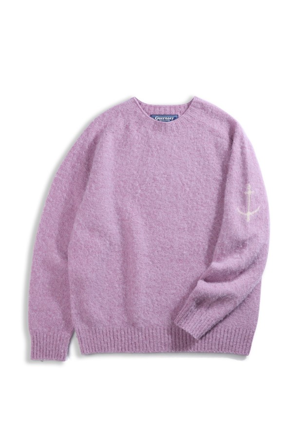 부드러운 셔틀랜드울 소재의 쉐기독 홀가먼트 스웨터입니다. 봉제선 없는 홀가먼트 구조로 제작되어 자연스러운 실루엣을 연출하며, 왼쪽 소매의 앵커 포인트 디테일이 특징입니다. 브러싱 처리로 복슬복슬한 질감을 살렸으며, 공기층을 형성하여 뛰어난 보온성을 제공합니다. 그레이프주스 컬러로, 가을, 겨울철 데일리룩에 클래식, 미니멀, 캐주얼 스타일로 활용하기 좋습니다. 튼튼하고 탄력적인 소재로 오래도록 따뜻하게 착용할 수 있습니다.
