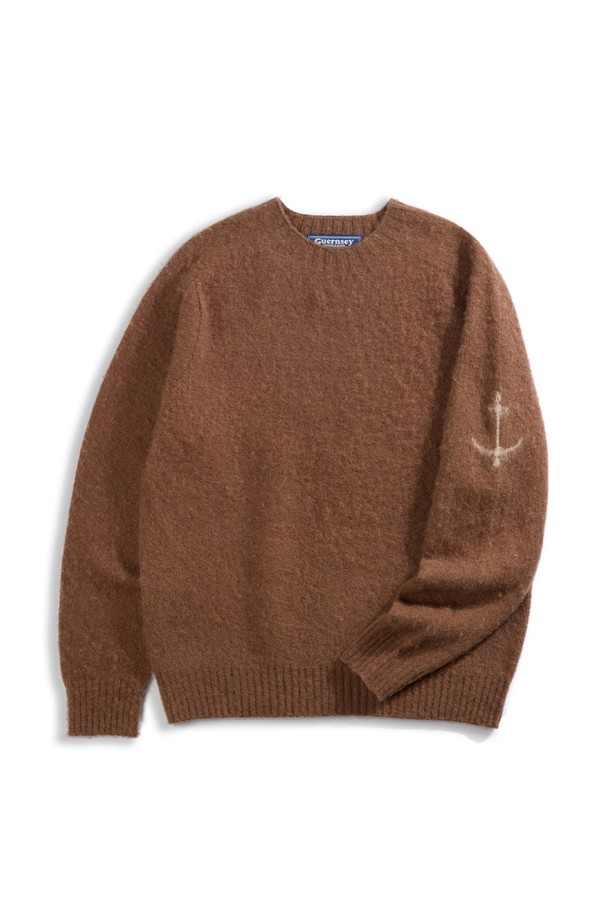 셔틀랜드울(Shetland Wool) 쉐기독 홀가먼트 스웨터 - 코코아는 부드러운 촉감과 따뜻한 보온성을 자랑하는 울 소재의 스웨터입니다. 은은한 빗줄 패턴과 봉제선 없는 홀가먼트 공법으로 제작되어 편안한 착용감을 선사합니다. 1950년대 셔틀랜드 스웨터를 재해석하여 클래식하고 빈티지한 무드를 연출하며, 왼쪽 소매 앵커 포인트 디테일이 돋보입니다. 가을, 겨울 시즌 데일리룩, 카페룩, 데이트룩 등 다양한 스타일에 매치하여 클래식, 미니멀, 캐주얼 스타일을 완성해보세요. 코코아를 포함한 18가지 다채로운 컬러 옵션(크림브륄레, 머디, 퍼피, 살몬, 오렌지, 던 그레이, 블랙, 페퍼, 딥 블루, 피카딜리, 고흐 블루, 그레이프주스, 허브빌리, 커스터드, 모스 브라운, 포레스트 그린, 마말레이드)으로 만나보실 수 있습니다.
