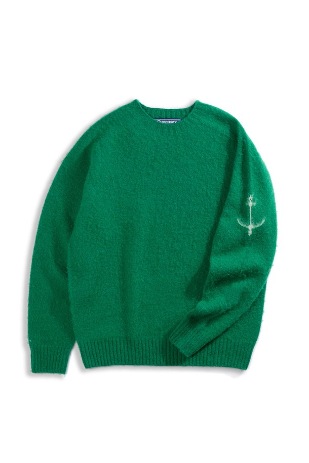 셔틀랜드울 쉐기독 홀가먼트 스웨터 - 포레스트 그린은 겨울 데일리룩과 클래식, 미니멀 스타일을 위한 완벽한 선택입니다. 부드러운 촉감의 셔틀랜드 울 소재로 제작되어 보온성과 방풍 기능을 제공하며, 두꺼운 두께감으로 추운 날씨에도 따뜻하게 착용할 수 있습니다. 브러싱 처리된 울 텍스처와 공기층 형성은 뛰어난 보온성을 선사하고, 빈티지한 감성을 더합니다. 홀가먼트 구조(무봉제 니팅)로 제작되어 편안한 착용감을 자랑하며, 레귤러핏 라운드넥 디자인으로 어떤 스타일에도 잘 어울립니다. 포레스트 그린 컬러는 깊이 있는 분위기를 자아내며, 클래식한 스타일을 더욱 돋보이게 합니다.
