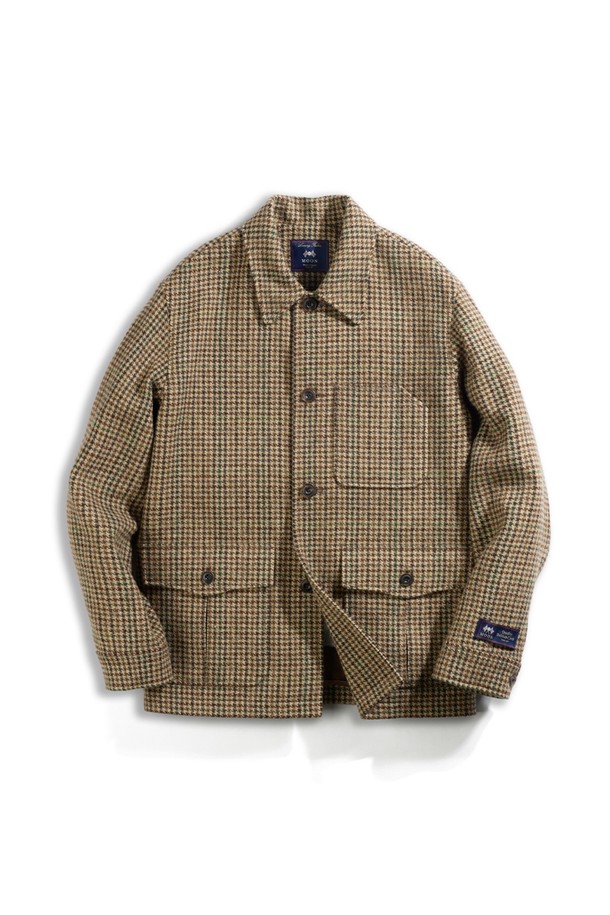 아브라함문 하운드투스 울 초어 재킷 - 클래식 카멜은 가을, 겨울 시즌에 어울리는 아우터입니다. 부드러운 울 소재로 제작되어 따뜻하고 편안한 착용감을 선사하며, 넥밴드 디테일과 자연스러운 어깨 라인으로 세련된 실루엣을 연출합니다. 클래식한 하운드투스 패턴과 카멜 컬러가 어우러져 오피스룩, 비즈니스 캐주얼, 겨울 데일리룩 등 다양한 TPO에 활용 가능하며 미니멀하고 클래식한 스타일을 완성합니다. 내부 웰트 포켓과 외부 플랩 포켓, 로고 각인 혼 버튼, 밀키한 마감, 빈티지한 느낌 등 섬세한 디테일이 돋보입니다. 내추럴 핏으로 편안하게 착용할 수 있는 레귤러 기장의 긴소매 버튼 여밈 재킷입니다.
