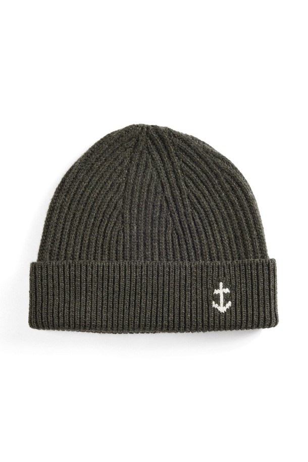 앵커 플로팅 숏 비니 - 다크 올리브는 겨울과 가을에 착용하기 좋은 모자입니다. 부드러운 울 소재로 제작되어 보온성과 방풍 기능을 제공하며, 숏 기장으로 제작되어 활동성을 높였습니다. 앵커 포인트 디테일과 전통적인 니트 패턴이 특징이며, 고밀도 니트 구조와 심리스 구조로 편안한 착용감을 선사합니다. 특히, 한국 시장 전용 커스텀 버전으로 아시안 체형에 맞춰 제작되었습니다. 클래식, 캐주얼, 미니멀 스타일의 겨울 데일리룩, 산책룩, 여행룩에 잘 어울립니다.
