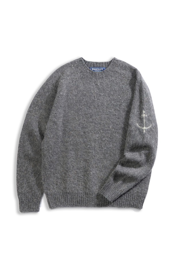 부드러운 셔틀랜드울 소재의 쉐기독 홀가먼트 스웨터입니다. 던 그레이 컬러로, 가을과 겨울에 따뜻하게 착용하기 좋습니다. 홀가먼트 공법으로 제작되어 봉제선 없이 자연스러운 실루엣을 연출하며, 입체적인 3차원 디자인이 특징입니다. 왼쪽 소매에는 앵커 포인트 디테일을 더해 포인트를 주었으며, 뛰어난 보온성과 복슬복슬한 텍스처로 편안한 착용감을 선사합니다. 베이직하고 클래식한 스타일로, 겨울 데일리룩, 모임룩, 출근룩에 활용하기 좋습니다.
