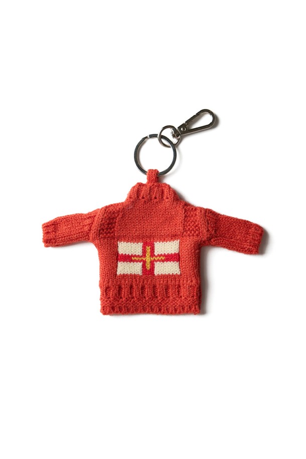 건지 더블크로스 스웨터 키링 - 오렌지는 클래식한 스타일의 키링입니다. 따뜻한 느낌을 주는 오렌지 컬러의 아크릴 소재로 제작되었으며, 두꺼운 두께감과 단단한 촉감이 특징입니다. 스웨터 모양 디자인에 더블크로스, 파도, 빗줄 패턴이 섬세하게 표현되어 있습니다. T자 형태 패턴과 밀도 높은 짜임, 여러 겹 꼬아 만든 원사가 돋보이는 디자인으로 보온 기능까지 갖춘 실용적인 아이템입니다. 흰 바탕에 붉은 세인트 조지 십자가와 금색 십자가가 포인트로 들어가 있습니다.
