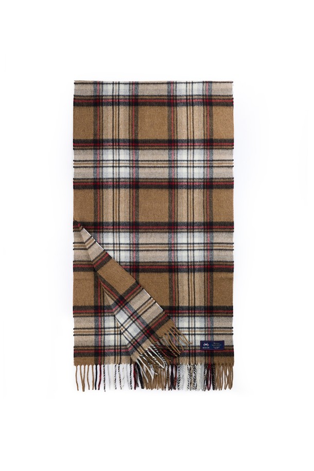 메리노울 숄 머플러 50cm - 카멜 스튜어트는 부드러운 촉감의 메리노울 소재로 제작된 머플러입니다. 카멜과 멜란지 컬러의 조화, 클래식하면서도 캐주얼한 체크 패턴이 특징입니다. 가을과 겨울 시즌에 보온성을 더하며, 데이트룩, 출근룩, 모임룩 등 다양한 TPO에 활용할 수 있습니다. 50cm 너비로 제작되어 활용도가 높으며, 클래식, 캐주얼, 미니멀 스타일 모두 소화 가능합니다.
