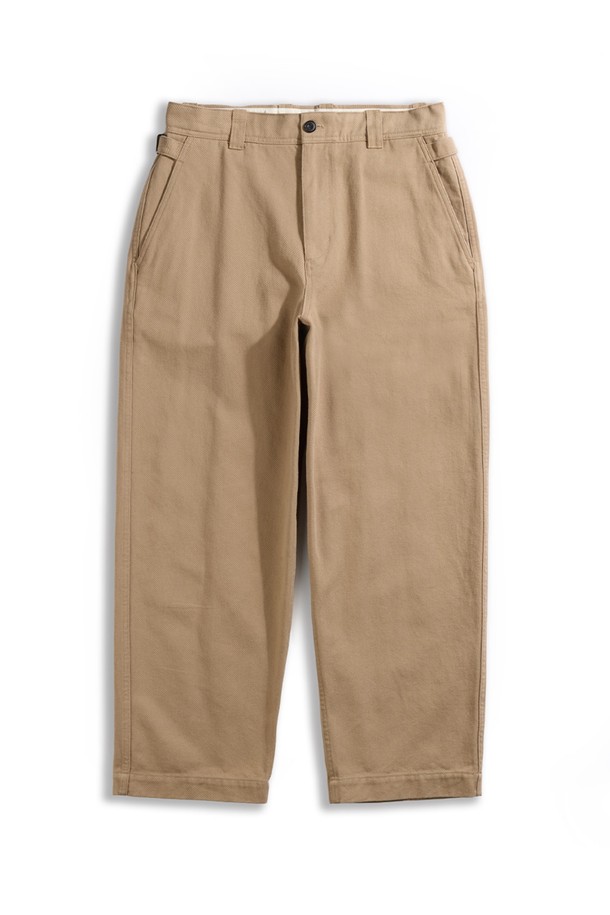 코튼 와이드 치노 팬츠 - 카키는 부드러운 면 소재로 제작되어 편안한 착용감을 선사합니다. 베이직하고 캐주얼한 스타일로 데이트룩, 카페룩 등 다양한 TPO에 활용하기 좋습니다. 넉넉한 루즈핏 와이드 실루엣에 YKK 지퍼, 백 플랩 포켓, 코인 포켓 등 실용적인 디테일을 더했습니다. 사이드 웨이스트 조절 기능과 가먼트 바이오워싱 처리로 완성도를 높였으며, 내추럴 레더 패치가 고급스러움을 더합니다. 봄, 가을 시즌에 어울리는 긴 기장의 무지 치노 팬츠로 캐주얼, 클래식, 미니멀 스타일을 연출해보세요.
