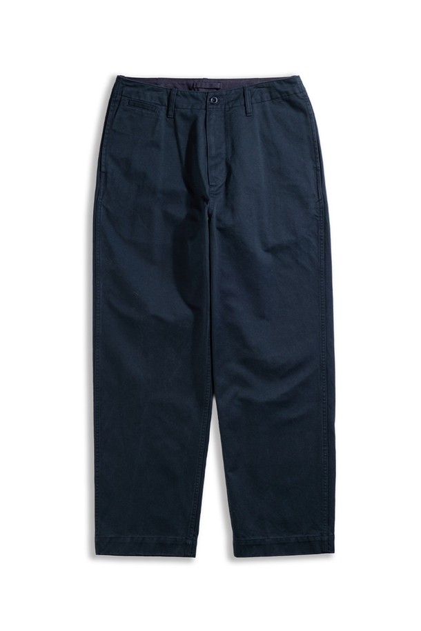 1940 오피서 치노 팬츠는 남성용 치노팬츠로, 밀리터리 및 클래식 스타일을 기반으로 제작되었습니다. 네이비 컬러의 무지 디자인에 릴랙스 핏으로 편안한 착용감을 선사하며, 사계절 내내 활용 가능합니다. 면 소재로 제작되어 부드러운 촉감을 자랑하며, YKK 지퍼, 천연 혼 버튼, 더블 웰트 포켓, 코인 포켓 등 디테일한 부분까지 신경 썼습니다. 바이오 워싱 가공을 통해 자연스러운 에이징 효과를 더하여, 출근룩, 비즈니스 캐주얼, 모임룩 등 다양한 TPO에 맞춰 클래식, 미니멀, 워크웨어 스타일을 연출할 수 있습니다.
