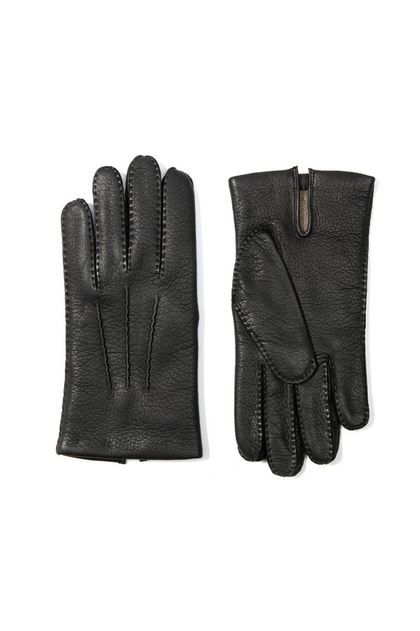 캠브리지 사슴가죽 장갑 - 블랙은 부드러운 촉감과 고급스러운 사슴가죽 소재로 제작되어 가을과 겨울철 보온성을 높여주는 장갑입니다. 클래식하고 미니멀한 스타일의 무지 디자인에 스티치 디테일이 더해져 세련된 느낌을 선사합니다. 두꺼운 두께감으로 추운 날씨에도 따뜻하게 손을 보호해 주며, 일상생활에서 폭넓게 활용할 수 있습니다. 블랙 컬러는 어떤 의상에도 잘 어울려 데일리 아이템으로 손색없습니다.
