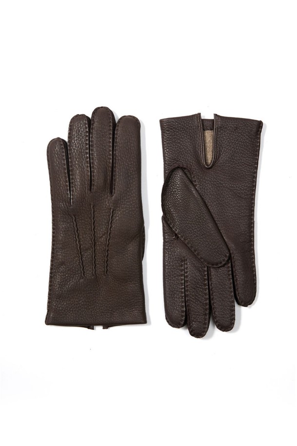 캠브리지 사슴가죽 장갑 - 바크는 부드러운 촉감의 사슴가죽과 가죽 소재로 제작되어 가을, 겨울철 보온성을 제공하는 장갑입니다. 클래식하고 미니멀한 스타일의 무지 디자인에 바크 또는 브라운 컬러를 선택할 수 있으며, 스티치 디테일이 돋보입니다. 캠브리지 시리즈로 출시되어 일상에서 편안하게 착용하기 좋습니다. 남녀 공용으로 사용할 수 있는 실용적인 겨울 필수템입니다.
