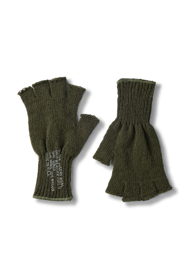 밀리터리 스타일의 핑거리스 장갑으로, 올리브 컬러가 특징입니다. 울과 아크릴 혼방 소재로 제작되어 부드러운 촉감과 뛰어난 보온성을 제공하며, 가을과 겨울철에 착용하기 좋습니다. 손가락 부분이 오픈되어 활동성을 높였으며, 등산룩, 캠핑룩, 캐주얼, 워크웨어, 미니멀 스타일 등 다양한 TPO와 스타일에 매치하기 좋습니다. 무지 디자인으로 어떤 스타일에도 쉽게 코디할 수 있는 실용적인 아이템입니다.
