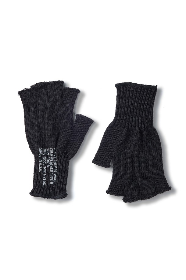 밀리터리 핑거리스 장갑 - 블랙은 일상과 아웃도어 활동에 적합한 남녀 공용 장갑입니다. 가을, 겨울철 보온성을 높여주는 두꺼운 두께감과 부드러운 촉감이 특징이며, 신축성 있는 나일론과 폴리에스터 혼방 소재로 제작되었습니다. 손가락이 노출되는 핑거리스 디자인은 캐주얼, 미니멀, 워크웨어 스타일과 잘 어울립니다. 무지 디자인의 블랙 컬러로 다양한 스타일에 매치하기 용이합니다. 밀리터리 스타일을 선호하는 분들께 추천합니다.
