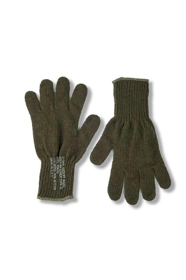 밀리터리 스타일을 강조한 올리브색 풀핑거 장갑입니다. 울과 나일론 혼방 소재로 제작되어 부드러운 촉감과 뛰어난 보온성을 자랑합니다. 가을, 겨울 시즌에 착용하기 좋으며, 일상생활은 물론 밀리터리 룩 연출에도 활용할 수 있습니다. 클래식, 미니멀, 워크웨어 스타일과 함께 출근룩에 포인트를 더해보세요. 
