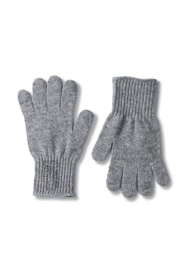 밀리터리 스타일의 풀핑거 장갑, 그레이 색상입니다. 부드러운 촉감과 두꺼운 두께로 가을, 겨울철 보온성을 높여줍니다. 니트와 울 소재로 제작되어 따뜻하고 편안한 착용감을 선사하며, 무지 디자인으로 다양한 스타일의 의상에 매치하기 좋습니다. 일상생활뿐만 아니라 밀리터리룩, 클래식, 미니멀, 캐주얼 스타일에도 잘 어울리며, 출근룩으로도 활용하기 좋습니다.
