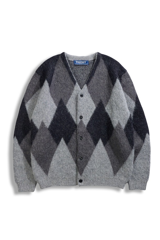 알파카 아가일 가디건 - 블랙은 부드러운 촉감의 알파카 소재로 제작되어 가을과 겨울에 따뜻하게 착용하기 좋은 두꺼운 두께감의 가디건입니다. 블랙과 그레이 컬러 배색의 아가일 무늬가 클래식하고 베이직한 분위기를 연출하며, 레귤러핏과 V넥 디자인으로 어떤 스타일에도 잘 어울립니다. 출근룩, 모임룩, 데이트룩 등 다양한 TPO에 활용 가능하며, 미니멀, 캐주얼한 스타일을 즐겨 입는 분들에게 추천합니다. 싱글 버튼 여밈 방식으로 편안하게 착용할 수 있으며, 긴 소매 기장으로 따뜻함을 더했습니다.
