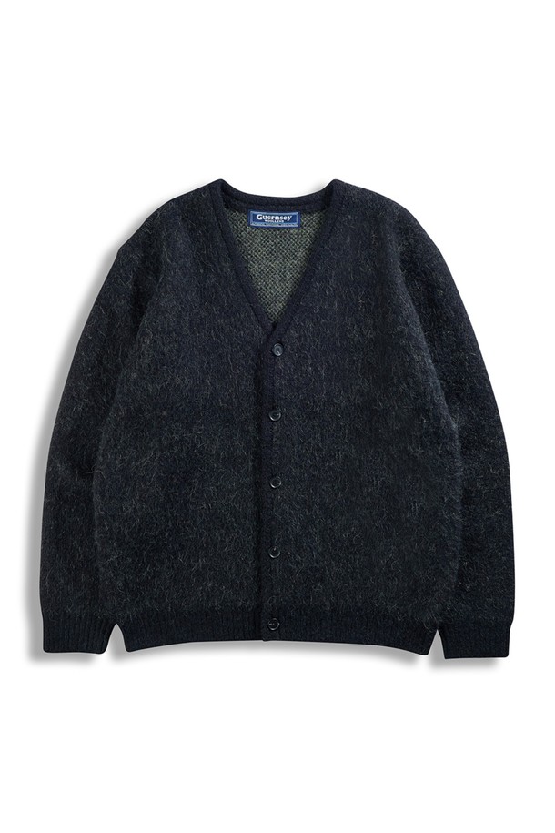 알파카 브이넥 가디건 - 블랙은 부드러운 촉감과 뛰어난 보온성을 자랑하는, 가을과 겨울에 어울리는 필수 아이템입니다. 일상과 출근룩에 모두 활용 가능한 베이직하고 클래식한 스타일로, 레귤러 핏과 긴 소매 기장이 편안한 착용감을 선사합니다. 싱글 버튼 디테일이 돋보이며, 무지 디자인으로 어떤 옷에도 쉽게 매치할 수 있습니다. 고급스러운 알파카 소재로 제작되어 오랫동안 변함없이 즐겨 입을 수 있습니다.
