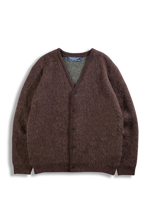 알파카 브이넥 가디건 - 브라운은 가을과 겨울, 일상과 출근룩, 모임룩에 모두 잘 어울리는 베이직하고 클래식한 스타일의 제품입니다. 부드러운 촉감의 알파카 소재로 제작되어 두꺼운 두께감과 뛰어난 보온성을 자랑합니다. 레귤러 핏에 긴 소매, 브이넥 디자인으로 어떤 옷에도 쉽게 매치할 수 있으며, 버튼으로 간편하게 여밀 수 있습니다. 미니멀, 캐주얼 룩을 즐겨 입는 분들께 추천하며, 활용도 높은 브라운 컬러는 세련된 분위기를 더합니다.
