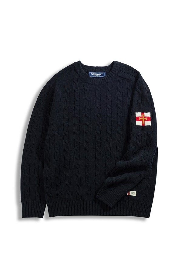 슈퍼 파인 메리노울 케이블 스웨터 - 블랙은 고급 메리노울 소재로 제작되어 부드러운 촉감을 선사하는 남녀 공용 스웨터입니다. 가을, 겨울 시즌에 어울리며, 베이직하고 클래식한 스타일로 다양한 룩에 활용하기 좋습니다. 레귤러 핏에 라운드넥 디자인, 긴소매 기장으로 편안한 착용감을 제공하며, 두꺼운 두께감으로 따뜻하게 입을 수 있습니다. 특히, 케이블 패턴이 돋보여 미니멀하면서도 세련된 분위기를 연출하며 출근룩에도 적합합니다.
