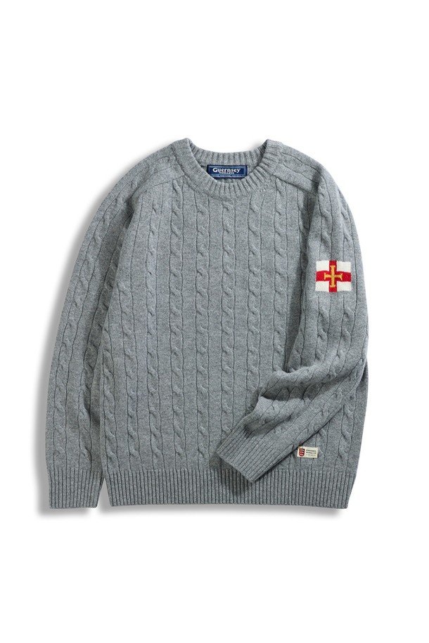 부드러운 촉감의 프리미엄 메리노울 소재로 제작된 슈퍼 파인 메리노울 케이블 스웨터 - 그레이입니다. 가을과 겨울, 데일리룩과 비즈니스 캐주얼에 모두 잘 어울리는 베이직하고 클래식한 스타일의 라운드넥 스웨터입니다. 촘촘한 케이블 니트 패턴과 레귤러핏 디자인으로, 어떤 옷에도 매치하기 쉬워 활용도가 높습니다. 톤 다운된 그레이 컬러는 고급스러운 분위기를 더하며, 긴 소매 기장으로 따뜻하게 착용할 수 있습니다. 

