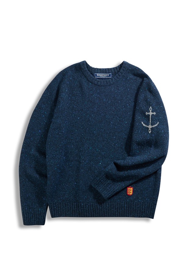 네프사 새들 스웨터 - 네이비는 캐주얼, 클래식, 미니멀 스타일을 아우르는 공용 스웨터입니다. 가을과 겨울에 어울리는 두꺼운 두께감의 울 소재로 제작되어 부드러운 촉감을 선사하며, 라운드 넥과 긴 소매 디자인이 특징입니다. 베이직한 무지 패턴과 레귤러핏으로 다양한 스타일에 매치하기 용이하며, 어깨 장식 디테일이 포인트로 더해졌습니다. 네이비 컬러의 크롭 기장 상의로, 일상에서 편안하고 세련된 스타일을 연출할 수 있습니다.
