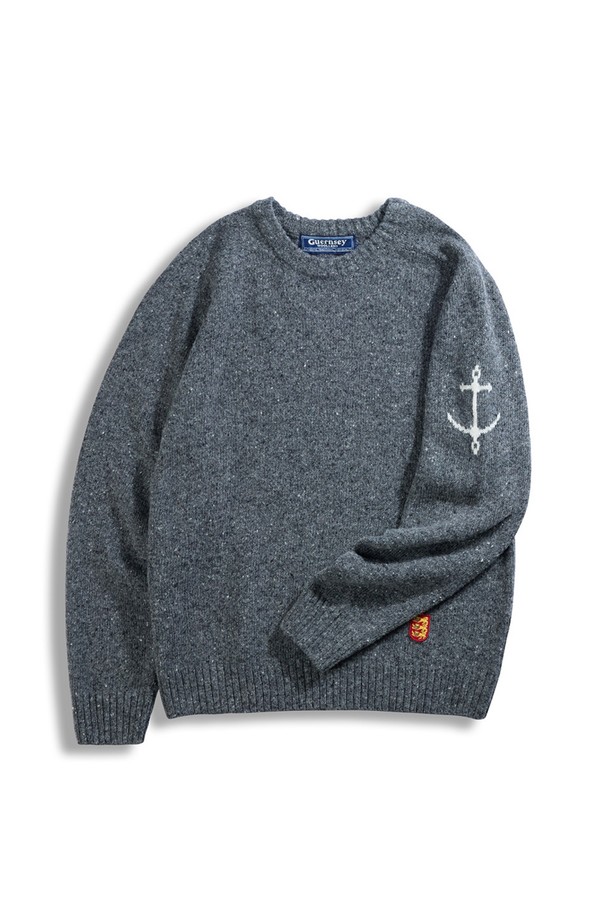 네프사 새들 스웨터 - 차콜은 울 소재로 제작되어 부드러운 촉감을 자랑하는 남녀 공용 스웨터입니다. 톤 다운된 차콜 컬러와 베이직한 디자인으로, 캐주얼 및 클래식, 미니멀 스타일 모두 소화 가능하며 출근룩으로도 활용하기 좋습니다. 레귤러 핏에 라운드넥 디자인, 긴 소매 기장으로 제작되었으며, 두꺼운 두께감으로 가을, 겨울 시즌에 따뜻하게 착용할 수 있습니다. 앵커 로고 자수 디테일이 포인트로 더해져 세련된 느낌을 선사합니다.
