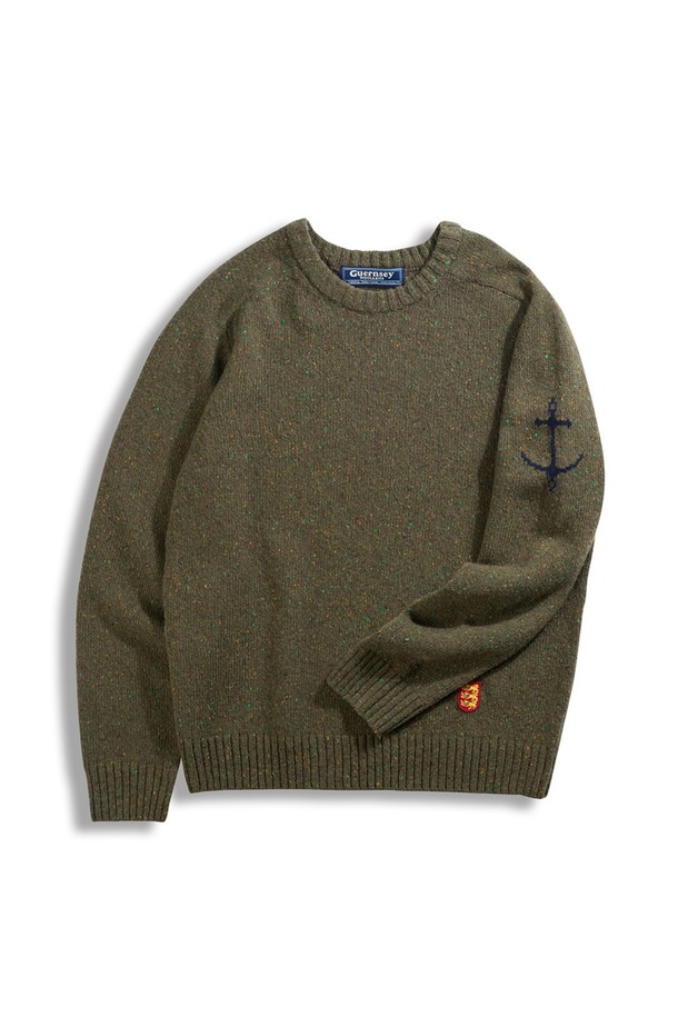 네프사 새들 스웨터 - 올리브는 남녀 공용으로 착용 가능한 울 소재의 라운드넥 긴소매 스웨터입니다. 가을, 겨울 시즌에 어울리는 두꺼운 두께감과 부드러운 촉감이 특징이며, 베이직하고 캐주얼한 스타일을 연출합니다. 레귤러핏으로 제작되어 편안한 착용감을 선사하며 숄더 패치 디테일이 돋보입니다. 출근룩과 모임룩은 물론 캐주얼, 클래식, 미니멀 스타일까지 소화 가능한 활용도 높은 아이템입니다.
