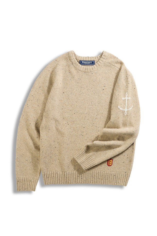 네프사 새들 스웨터 - 베이지는 가을과 겨울, 일상과 출근룩에 모두 잘 어울리는 공용 스웨터입니다. 부드러운 울 소재로 제작되어 따뜻하고 포근한 착용감을 선사하며, 레귤러 핏과 라운드넥 디자인으로 편안한 착용감을 제공합니다. 베이직, 캐주얼, 클래식, 미니멀 스타일을 추구하는 분들께 추천하며, 앵커 자수 디테일이 포인트로 더해져 밋밋함을 덜어줍니다. 두꺼운 두께감과 긴 소매 기장으로 추운 날씨에도 따뜻하게 입을 수 있습니다.
