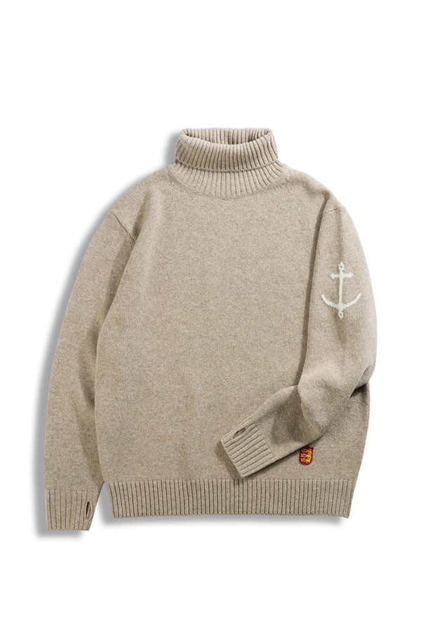 부드러운 촉감의 고급 메리노울 소재로 제작된 베이지색 슈퍼 파인 메리노울 터틀넥 스웨터입니다. 가을, 겨울 시즌에 어울리는 두꺼운 두께감으로 따뜻하게 착용할 수 있으며, 베이직하고 미니멀한 스타일을 연출합니다. 레귤러핏으로 편안한 착용감을 선사하며, 긴 소매와 터틀넥 디자인이 특징입니다. 일상에서 클래식하고 미니멀한 스타일을 선호하는 분들께 추천합니다.
