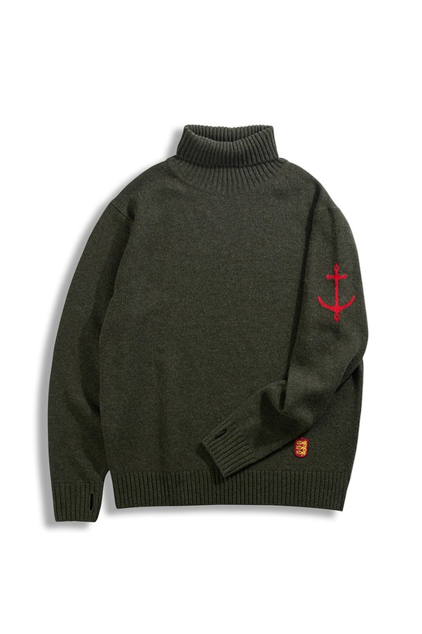 부드러운 촉감의 슈퍼 파인 메리노울 소재로 제작된 올리브 컬러의 터틀넥 스웨터입니다. 가을, 겨울 시즌에 어울리는 두꺼운 두께감으로 따뜻하게 착용할 수 있으며, 일상복으로 활용하기 좋습니다. 레귤러핏으로 제작되어 편안한 착용감을 선사하며, 미니멀하고 베이직한 스타일을 연출합니다. 긴 소매 기장과 앵커 자수 디테일이 포인트로 더해져 세련된 느낌을 줍니다. 클래식하면서도 세련된 스타일을 완성해 보세요.
