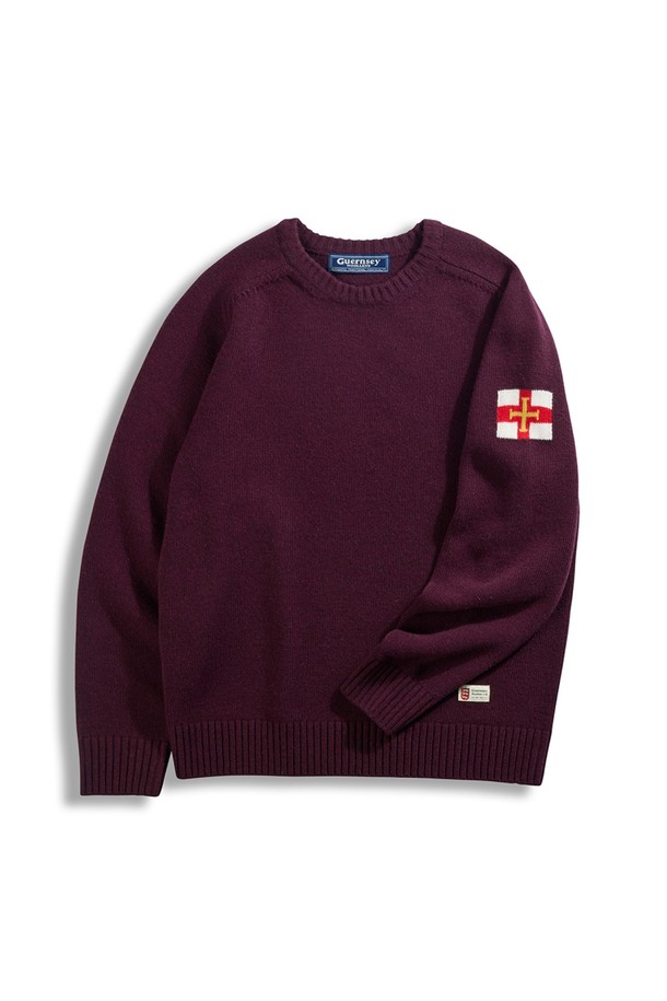 **슈퍼 파인 메리노울 새들 스웨터 - 버건디**는 가을과 겨울, 데일리룩과 출근룩에 모두 잘 어울리는 베이직하고 클래식한 스타일의 니트 스웨터입니다. 부드러운 촉감의 메리노울 소재로 제작되어 따뜻하고 편안한 착용감을 선사하며, 레귤러 핏과 라운드넥 디자인으로 어떤 스타일에도 쉽게 매치할 수 있습니다. 특히 어깨 부분의 새들 디테일이 은은한 포인트를 더합니다. 버건디 컬러는 세련된 분위기를 연출하며, 두꺼운 두께감으로 겨울철에도 따뜻하게 입을 수 있습니다. 긴 소매 기장으로 더욱 포근한 느낌을 줍니다.
