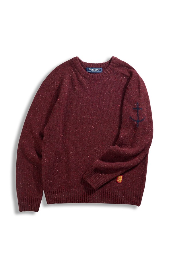 네프사 새들 스웨터 - 버건디는 울과 아크릴 혼방 소재로 제작되어 부드러운 촉감과 따뜻함을 선사합니다. 라운드넥과 레귤러핏 디자인으로 베이직하면서도 캐주얼한 스타일을 연출하며, 가을과 겨울에 활용하기 좋습니다. 두께감이 있는 긴소매 스웨터로, 로고 디테일이 은은하게 포인트를 더합니다. 버건디 컬러는 클래식하고 미니멀한 무드를 자아내 일상복으로 활용하기 좋습니다.
