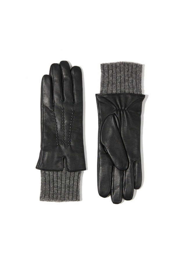 타마라 여성 가죽 장갑 - 블랙은 가을, 겨울철 여성의 손을 따뜻하게 보호해 주는 필수 아이템입니다. 부드러운 가죽 소재로 제작되어 뛰어난 촉감을 자랑하며, 손목 부분의 니트 디테일이 클래식하면서도 미니멀한 디자인을 완성합니다. 일상복뿐만 아니라 출근룩에도 잘 어울리는 스타일로, 무지 디자인으로 어떤 옷에도 매치하기 용이합니다. 보온 기능을 갖춘 두꺼운 장갑으로, 추운 날씨에도 따뜻함을 유지해 줍니다.
