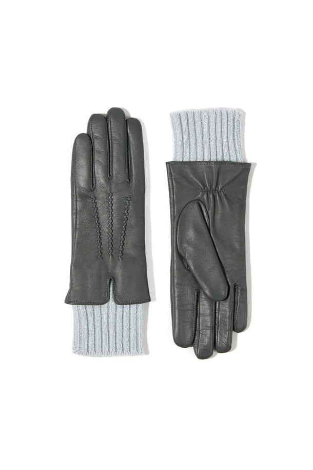 타마라 여성 가죽 장갑 - 차콜은 가을과 겨울, 당신의 손을 따뜻하게 감싸줄 부드러운 가죽 장갑입니다. 차콜 컬러의 무지 디자인으로, 출근룩이나 모임룩 등 다양한 TPO에 활용하기 좋습니다. 손목 부분은 니트 디테일로 포인트를 주어 클래식, 미니멀, 캐주얼 스타일 모두 소화 가능합니다. 보온성을 높여 추운 날씨에도 따뜻함을 유지해 줍니다. 부드러운 촉감으로 편안한 착용감을 선사합니다.
