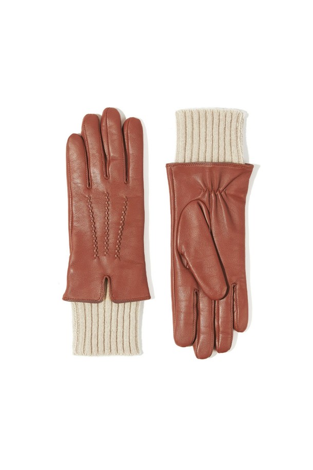 타마라 여성 가죽 장갑 - 꼬냑은 가을, 겨울철 당신의 손을 따뜻하게 감싸줄 필수 아이템입니다. 부드러운 가죽 소재로 제작되어 뛰어난 촉감을 선사하며, 보온 기능을 갖춰 추운 날씨에도 따뜻함을 유지해 줍니다. 꼬냑 색상은 어떤 스타일에도 잘 어울리며, 무지 디자인에 손목 부분의 니트 디테일이 은은한 포인트를 더합니다. 출근룩이나 모임룩에 클래식하고 미니멀한 스타일을 더해 세련된 룩을 연출해보세요. 일상에서도 캐주얼하게 착용하여 편안함과 스타일을 동시에 잡을 수 있습니다.
