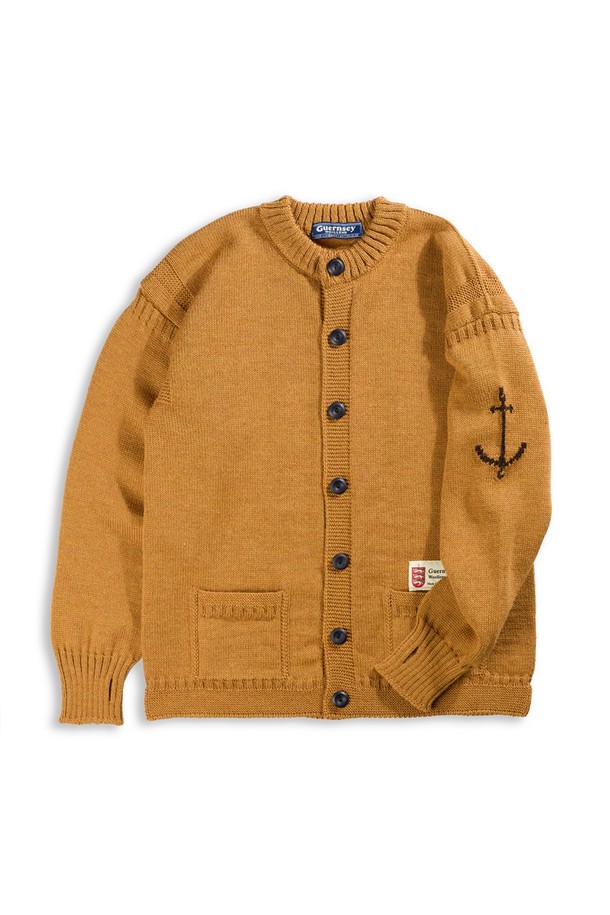 피셔맨 홀가먼트 가디건 - 카멜은 부드러운 울 소재로 제작되어 가을, 겨울 시즌 따뜻하게 착용할 수 있는 두꺼운 두께의 긴소매 가디건입니다. 라운드넥 디자인에 버튼 여밈 방식으로 편안하게 입고 벗을 수 있으며, 넉넉한 레귤러핏으로 제작되어 활동성을 높였습니다. 캐주얼, 클래식, 미니멀 스타일 모두 소화 가능하며, 홀가먼트 패턴과 카멜 컬러가 세련된 분위기를 연출합니다. 데일리룩에 포인트가 되어줄 포켓 디테일까지 갖춘 실용적인 아이템입니다.
