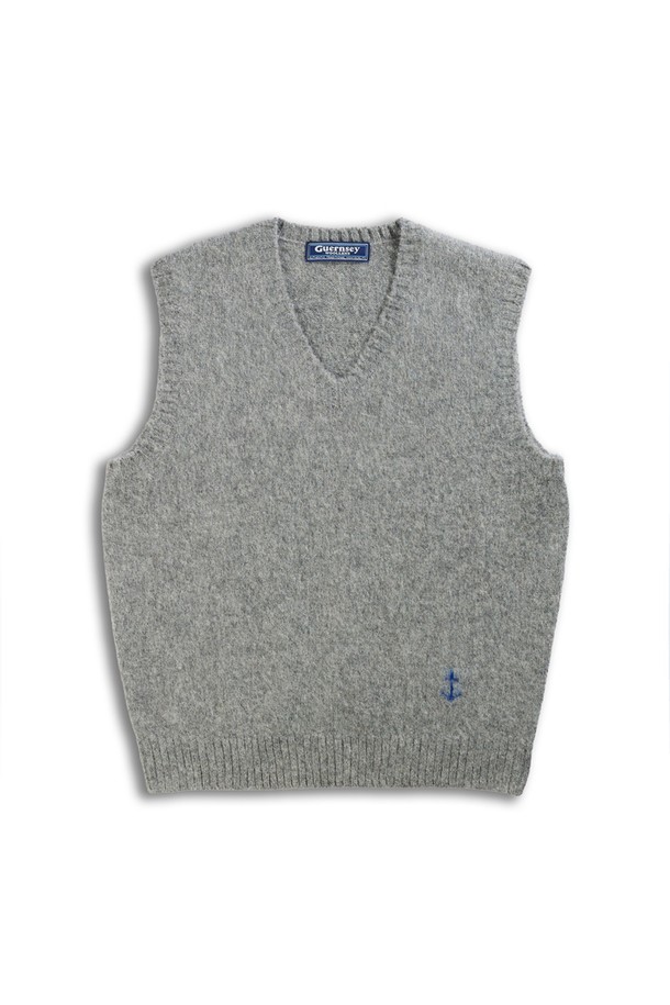 부드러운 셔틀랜드울 소재의 브이넥 베스트입니다. 브러쉬드 가공으로 포근한 촉감을 살렸으며, 톤 다운된 그레이 컬러가 세련된 분위기를 자아냅니다. 가을, 겨울 시즌에 활용하기 좋으며, 레귤러핏으로 제작되어 편안한 착용감을 선사합니다. 베이직하고 클래식한 디자인으로 출근룩, 오피스룩, 모임룩 등 다양한 TPO에 활용 가능합니다. 미니멀한 스타일을 즐기는 분들께 추천합니다.
