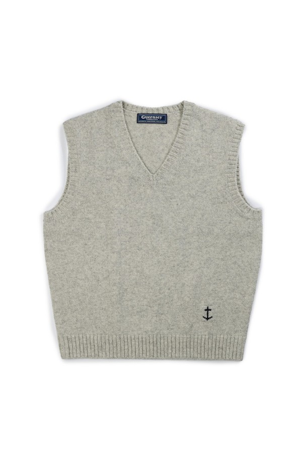 셔틀랜드울 브이넥 베스트 - 라이트 그레이는 가을, 겨울 시즌에 어울리는 여성 및 남성 공용 베스트입니다. 부드러운 촉감의 셔틀랜드울 소재로 제작되어 포근하고 따뜻한 착용감을 선사합니다. 베이직하고 클래식한 디자인으로 출근룩, 모임룩 등 다양한 TPO에 활용하기 좋으며, 미니멀, 캐주얼 스타일을 연출하기에도 적합합니다. 레귤러핏에 민소매, 브이넥 디자인과 크롭 기장으로 세련된 실루엣을 완성합니다. 라이트 그레이 컬러의 무지 패턴으로 어떤 옷에도 쉽게 매치할 수 있어 활용도가 높습니다.
