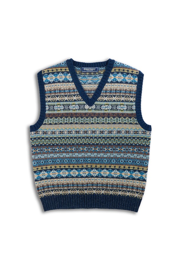 세인트피터 페어아일 브이넥 베스트 - 네이비는 클래식한 무드를 자아내는 남성용 니트 베스트입니다. 울 소재로 제작되어 부드러운 촉감과 두꺼운 두께감으로 가을, 겨울철 따뜻하게 착용할 수 있습니다. 페어아일 패턴이 돋보이며, 레귤러 핏과 브이넥 디자인으로 오피스룩, 비즈니스 캐주얼, 모임룩 등 다양한 TPO에 활용 가능합니다. 미니멀하고 캐주얼한 스타일을 연출하기에도 좋습니다.
