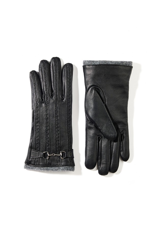 케이라 터치스크린 여성 가죽장갑 - 블랙은 출근룩과 모임룩에 모두 잘 어울리는 클래식, 미니멀, 시크 스타일의 장갑입니다. 부드러운 가죽 소재로 제작되어 가을과 겨울, 추운 계절에 따뜻하게 착용할 수 있습니다. 무지 디자인에 버클 장식이 포인트로 더해져 세련된 느낌을 줍니다. 터치스크린 기능이 있어 장갑을 착용한 채로 스마트폰 사용이 가능하여 편리합니다. 블랙 색상으로 어떤 의상에도 잘 어울려 데일리 아이템으로 활용하기 좋습니다.
