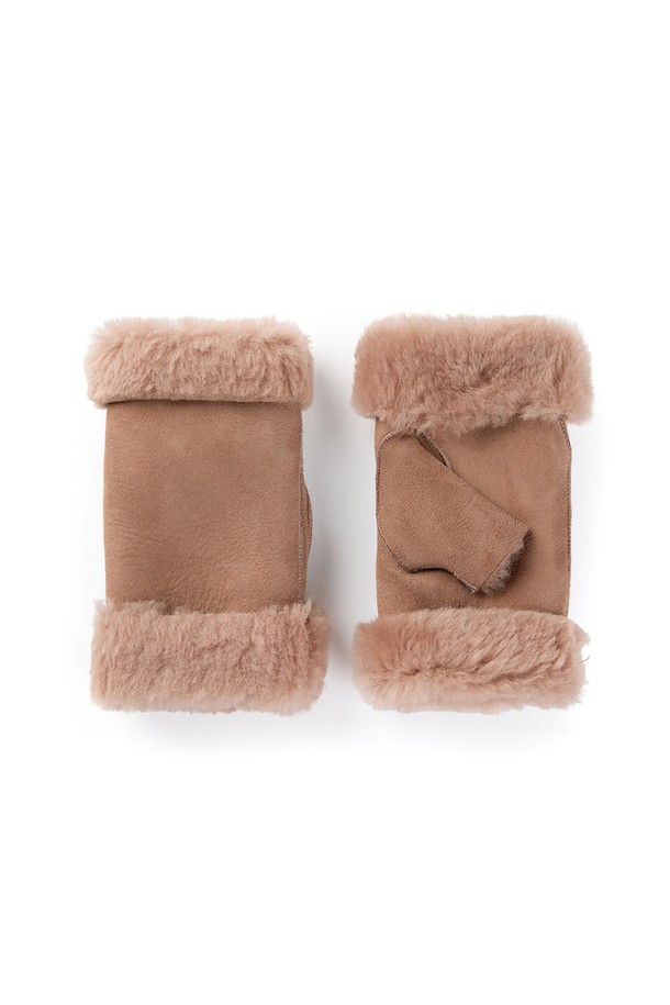 베라 헤어쉽(Vera Hairsheep) 여성 가죽 장갑 - 허니는 부드러운 가죽 소재로 제작되어 뛰어난 착용감을 선사합니다. 따뜻한 허니와 베이지 컬러, 무지 디자인에 퍼 트리밍으로 포인트를 주어 세련된 멋을 더했습니다. 가을, 겨울철 보온성을 높여주는 두꺼운 두께감으로, 출근룩이나 모임룩에 클래식, 미니멀, 캐주얼 스타일 모두 잘 어울립니다. 부드러운 촉감과 세련된 디자인으로 손끝까지 따뜻하고 스타일리시하게 연출해보세요.
