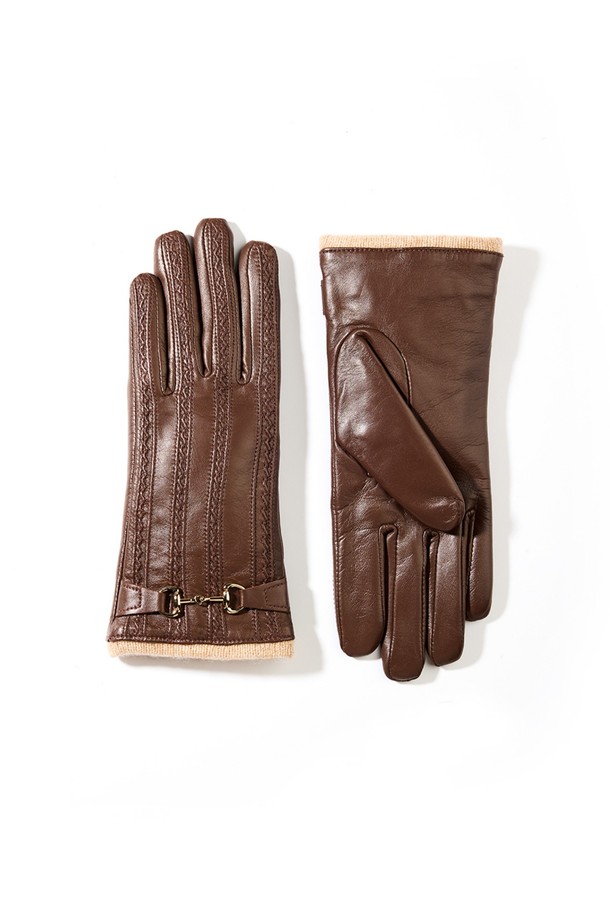 케이라 터치스크린 여성 가죽 장갑 - 체스트넛은 겨울철 여성의 손을 따뜻하게 보호해 줄 뿐만 아니라, 스타일리시함까지 더해주는 필수 아이템입니다. 부드러운 가죽 소재로 제작되어 뛰어난 착용감을 선사하며, 체스트넛 컬러와 클래식, 미니멀, 시크한 스타일을 연출하여 출근룩, 데이트룩 등 다양한 TPO에 활용할 수 있습니다. 특히 터치스크린 기능이 탑재되어 장갑을 착용한 채로 스마트 기기를 편리하게 사용할 수 있습니다. 디자인에 버클 장식이 더해져 세련된 포인트를 주며, 두꺼운 두께로 보온성을 극대화했습니다.
