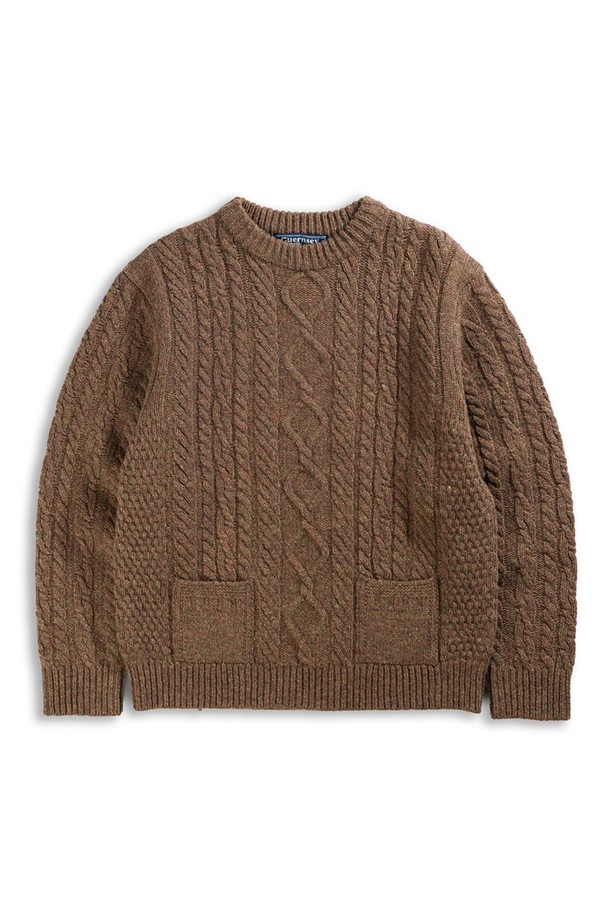 셔틀랜드울 아란 포켓 스웨터 - 모스 브라운은 클래식과 베이직 스타일을 추구하는 남성을 위한 겨울, 가을용 상의입니다. 두꺼운 두께감과 뻣뻣한 촉감, 보온 및 방풍 기능을 갖춘 이 스웨터는 일상과 출근룩, 모임룩에 적합합니다. 17세기 전통 편직 기법을 보존하여 제작되었으며, 전통적인 아란 니트 패턴과 포켓 디테일이 특징입니다. 링킹 기법으로 마감되었고, 아시아 체형에 맞는 사이즈로 제작되어 편안한 착용감을 선사합니다. 라운드넥, 긴소매, 레귤러핏의 레귤러 기장으로 디자인되었습니다.
