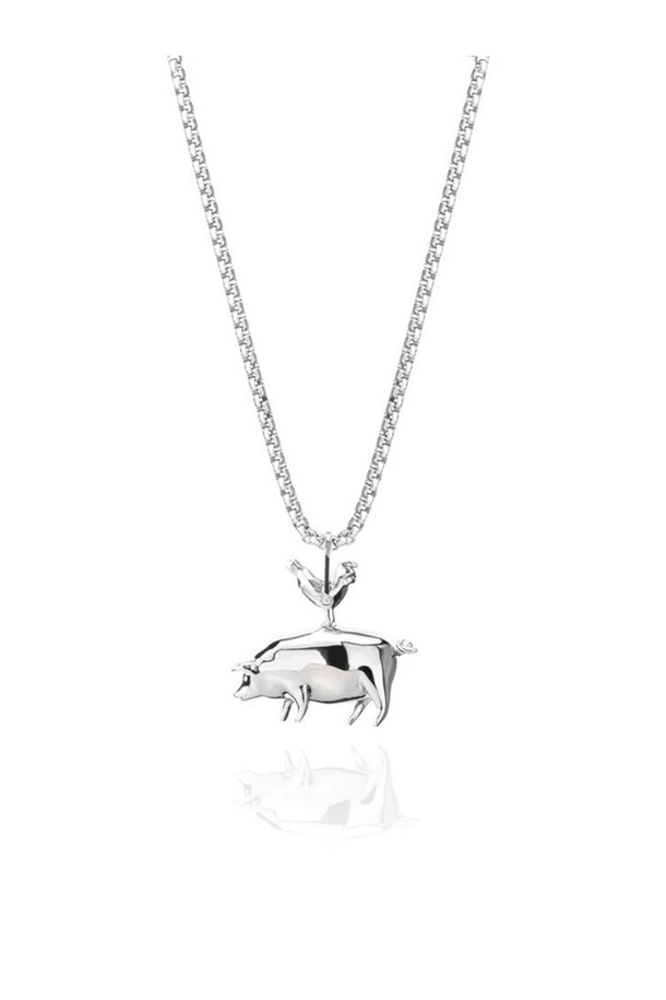 실버 색상의 펜던트 목걸이로, 미니멀, 클래식, 캐주얼한 스타일을 즐기는 분들께 추천합니다. 316L 스테인리스스틸 소재로 제작되어 일상생활뿐만 아니라 수상 스포츠 활동에도 적합하며, 내식성, 내구성, 내염성을 갖춰 변색 걱정 없이 착용할 수 있습니다. 60cm 길이의 체인에 브랜드 레터링 로고 펜던트가 더해져 세련된 포인트를 주며, 단독으로 착용하거나 다른 액세서리와 함께 레이어드하여 개성 있는 연출이 가능합니다. 고급스러운 우드 케이스 패키징으로 소장 가치를 높여 여행룩에 특별함을 더하세요.
