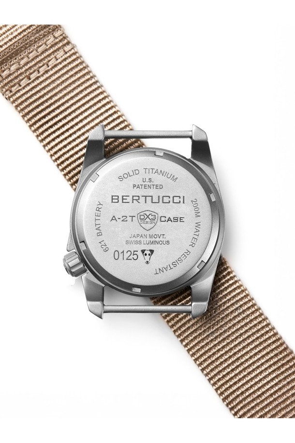 베르투치(Bertucci) A-2T 오리지널 클래식 티타늄 필드워치 12202는 남녀 모두 착용 가능한 시계입니다. 블랙과 베이지 컬러로 출시되었으며, 티타늄 소재를 사용하여 가볍고 내구성이 뛰어납니다. 아웃도어, 스포츠 활동은 물론 일상에서도 착용하기 좋으며, 30M, 50M, 200M 방수 기능과 야광, 내충격, 내스크래치 기능을 제공합니다. 밀리터리 및 클래식 스타일을 결합하여 여행룩, 미니멀, 워크웨어 스타일을 연출하기에 적합합니다. 인체공학적 디자인과 유니바디 구조, US 특허 디자인, 내열성, 내화학성, 내한성(-40°C) 등 극한 환경에서도 사용 가능한 시계입니다.
