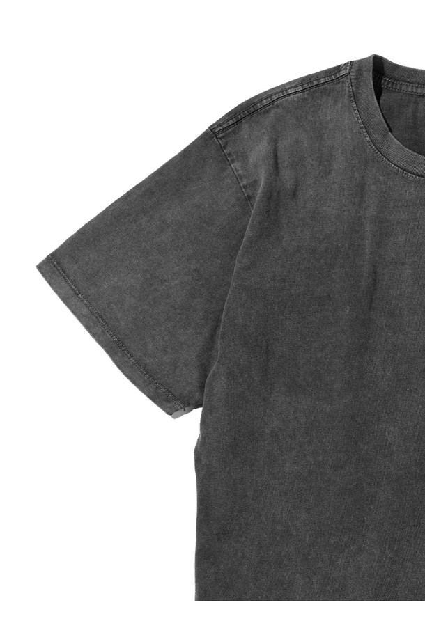 페세지 티셔츠 - 블랙 샌드 워시는 캘리포니아 해변의 야자수 프린팅과 "SEE YOU OUT THERE" 문구가 돋보이는 캐주얼 티셔츠입니다. 유기농 코튼 100% 소재로 제작되어 부드러운 촉감을 선사하며, 레귤러핏의 롱 기장으로 편안하게 착용할 수 있습니다. 라운드넥 디자인에 반소매, 블랙과 샌드 컬러 조합으로 다양한 스타일에 활용하기 좋으며, 백넥 테이프 특수 처리, 체인스티치 봉제, 프린트 나염 라벨 등의 섬세한 마감으로 완성도를 높였습니다.
