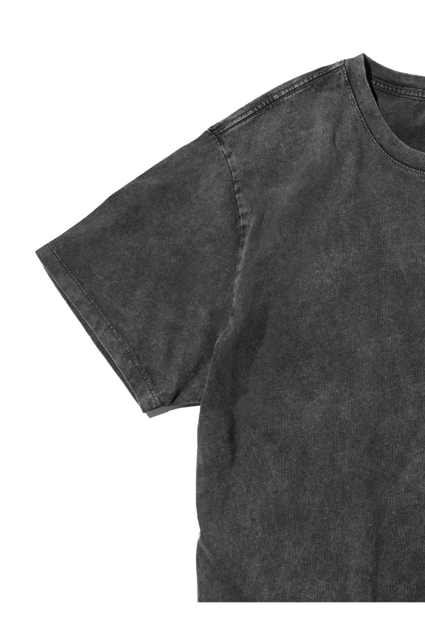 피나 티셔츠 - 블랙 샌드 워시는 유기농 코튼 100%으로 제작되어 부드러운 촉감을 선사하며, 캐주얼 및 서핑 스타일을 모두 소화할 수 있는 반팔 티셔츠입니다. 블랙 컬러에 샌드 워시 기법을 더해 빈티지한 멋을 살렸고, 넉넉한 레귤러핏으로 편안한 착용감을 제공합니다. 어깨라인 연장을 위한 백넥 테이프, 체인스티치 봉제, 프린트 나염, 일반 티셔츠보다 2-3cm 긴 총장 디테일이 돋보입니다.
